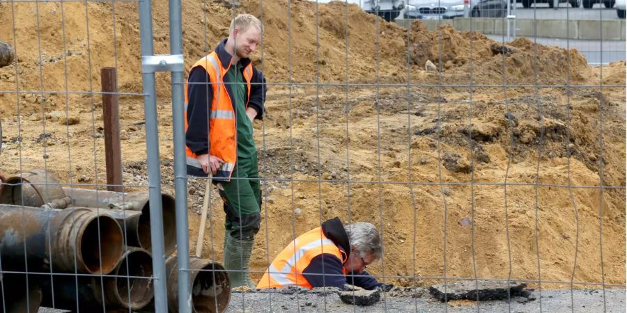 Ein Bombenexperte schaut sich die Fliegerbombe am Fundort in der Innenstadt an.