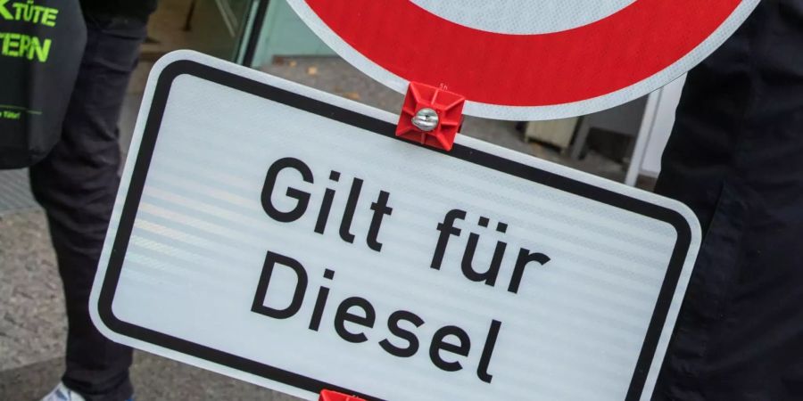 Jürgen Resch, der Bundesgeschäftsführer der Deutschen Umwelthilfe (DUH), steht vor Beginn einer mündlichen Verhandlung zu Dieselfahrverboten vor dem Verwaltungsgericht.