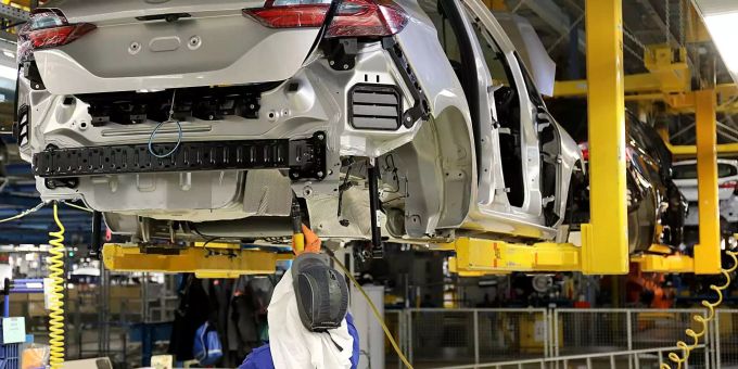 Ein Ford Mitarbeiter arbeitet in der Produktion des Fiesta an einer Karosserie. Ein Ford Mitarbeiter arbeitet in der Produktion des Fiesta an einer Karosserie.