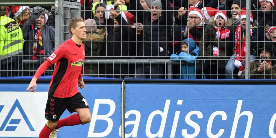 Nils Petersen von Freiburg bejubelt seinen 1:0-Treffer.