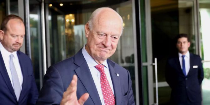 Der Sondergesandte der UNO für Syrien verlässt ein Gebäude.