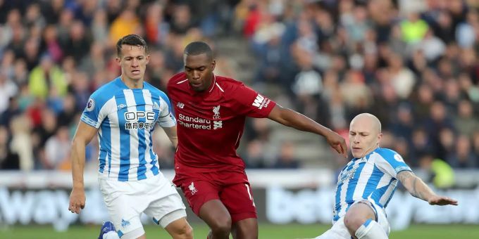 Daniel Sturridge (M) vom FC Liverpool kämpft um den Ball.