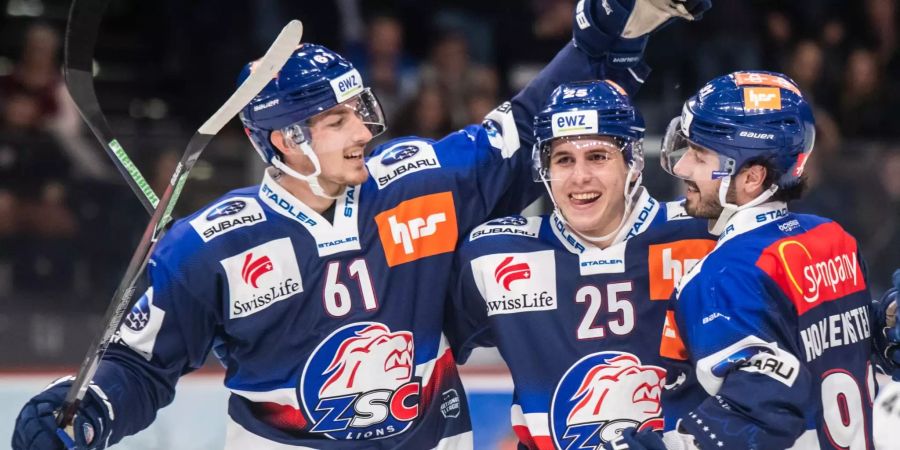 Fabrice Herzog (links) feiert mit seinen Teamkollegen bei den ZSC Lions einen Treffer.