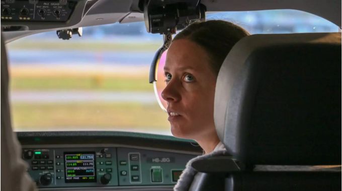 Co-Pilotin Janina Delie (33) kurz vor ihrem Abflug auf der Piste 28. Fluggesellschaft Swiss