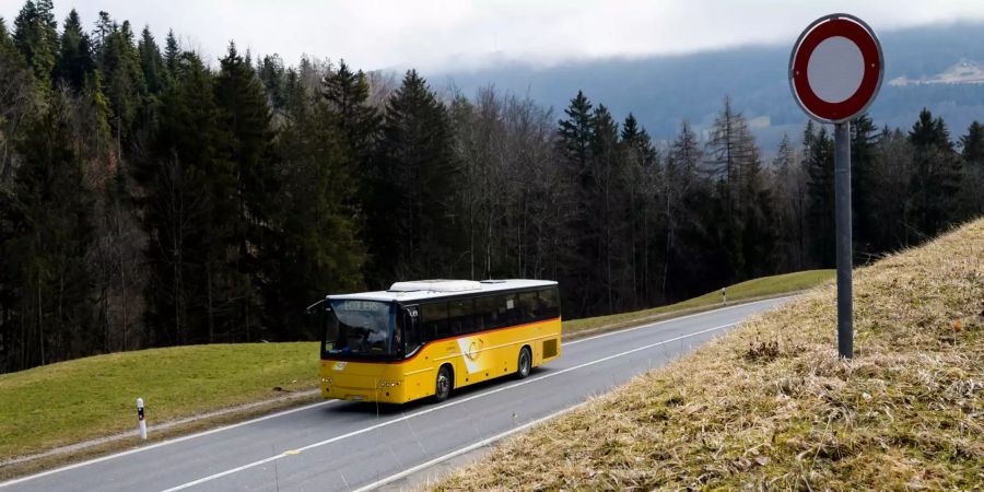 Ein Postauto im Jura.