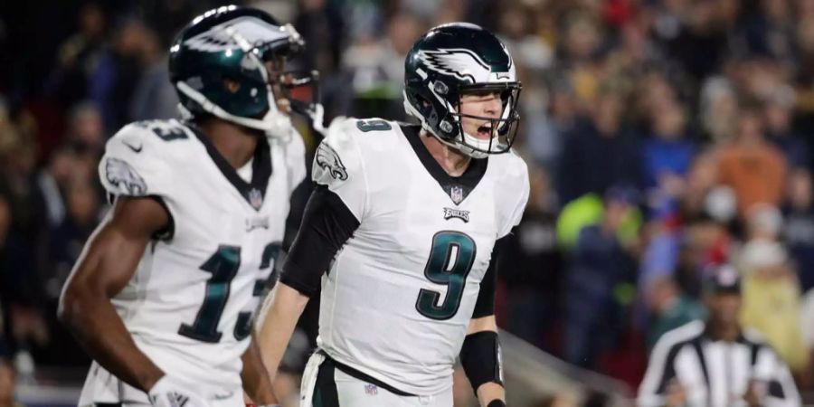 Unglaublich: Nach der Niederlage gegen Divisionsleader Dallas schienen die Playoffs für die Philaldelphia Eagles bereits Geschichte zu sein. Eine Woche später sieht das komplett anders aus. Dallas verliert und die Eagles setzen sich mit Ersatz-QB und Super-Bowl-MVP Nick Foles mit 30:23 auswärts gegen die Los Angeles Rams durch. Genau an selber Stelle hatte Foles auch letztes Jahr den Siegeszug bis zum Super Bowl gestartet. Die Titelverteidigung liegt damit weiterhin drin.