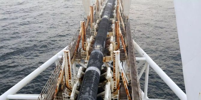 Ein Schiff verlegt Rohre für die Gaspipeline Nord Stream 2.