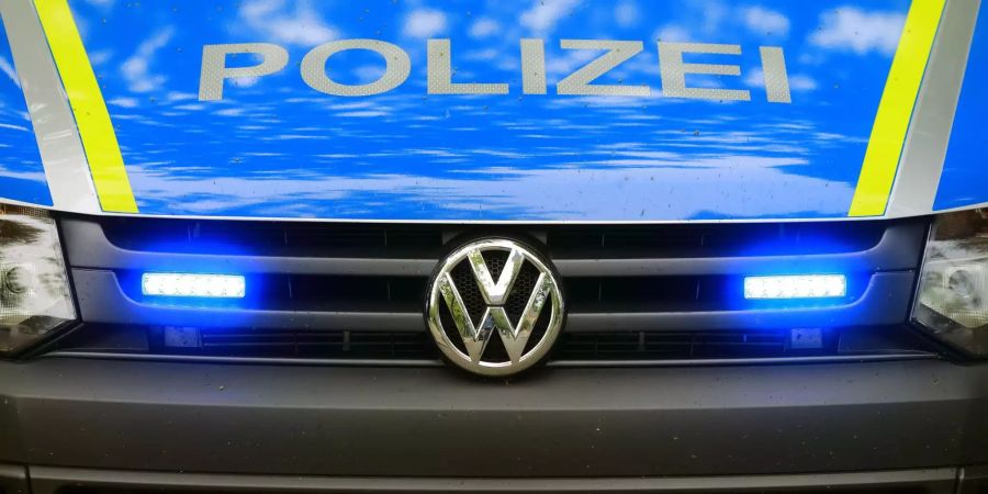 Ein Polizeiauto mit eingeschaltetem Blaulicht.