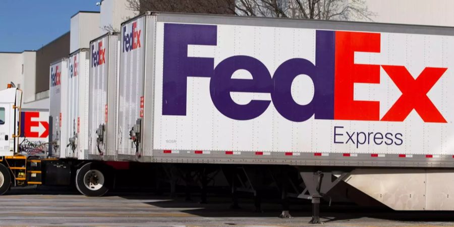 Ein Anhänger der Firma FedEx.