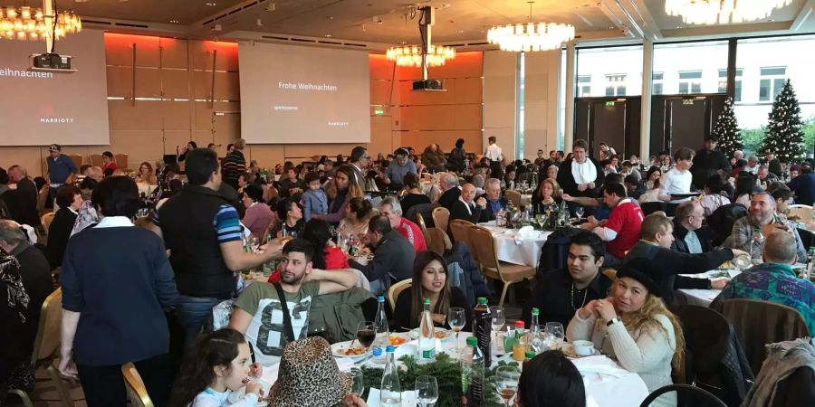 Über 500 Personen feierten in einem 5 Sterne Hotel gemeinsam Weihnachten.