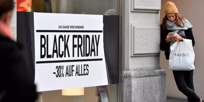 Black Friday an der Zuercher Bahnhofstrasse.