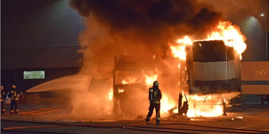 In Emmen LU brannten am Mittwoch zwei Kühllastwagenanhänger.
