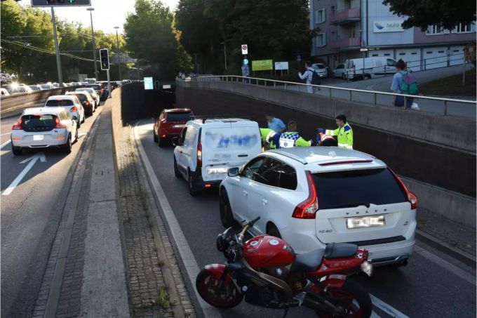 Vier verunfallte Fahrzeuge hintereinander mit Rettungskräften - zvg Kantonspolizei St. Gallen Vier verunfallte Fahrzeuge hintereinander mit Rettungskräften - zvg Kantonspolizei St. Gallen