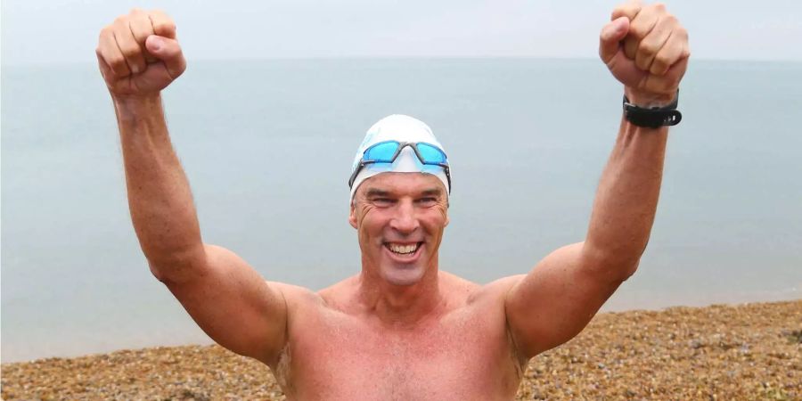 Der Brite Lewis Pugh (48) kommt nach erfolgreicher Beendigung des «Long Swim» am Shakespeare Beach (GB) an.