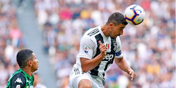 Sami Khedira (rechts) von Juventus köpft den Ball. Sami Khedira
