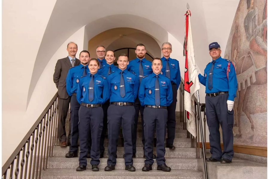 Urs Marti, Stadtpräsident, stellvertretender Kommandant und Ausbildungsverantwortlicher
Roland Hemmi, der vereidigte Polizist Yannik Warnier, Kommandant Ueli Caluori, der Polizist
Romano Lanfranchi, die Polizistin Rahel Gasser, die Polizistin Shannon Hilzinger sowie die
Polizisten Kevin Kunfermann und Patrick Tarnutzer und Fähnrich Martin Rageth (v.r.n.l.) - zvg Stadt Chur
