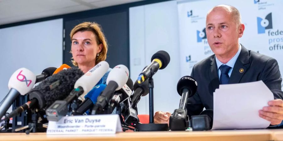 Wenke Roggen und Eric Van Duyse von der belgischen Bundesstaatsanwaltschaft sprechen auf einer Pressekonferenz.