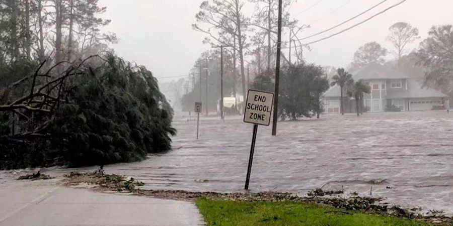 Hurrikane «Michael» überflutete an der Küste Floridas ganze Strassen, auch Bäume waren umgeweht worden.