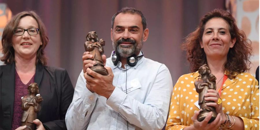 Der Preis für das beste Sachbuch geht an Übersetzerin Ulrike Schimming (l-r), Autor Gianumberto Accinelli und Illustratorin Serena Viola, beide aus Italien.