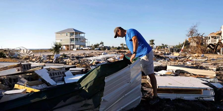 Ein Mann durchsucht in Mexico Beach, Florida (US) die Trümmer seines Hauses, das vom Hurrikan «Michael» zerstört wurde.