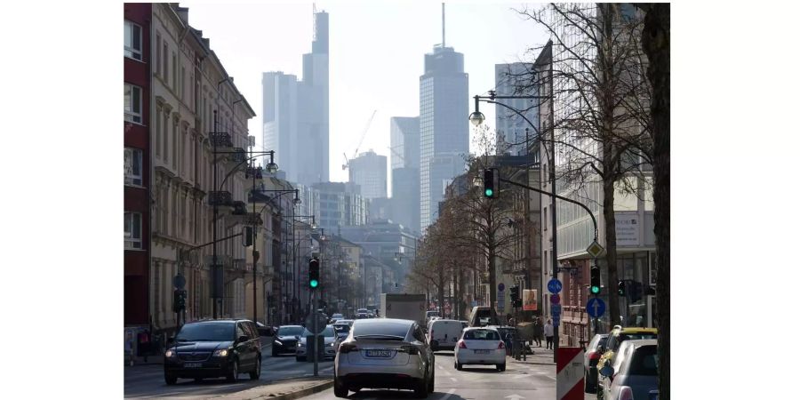 Autos fahren auf den Strassen von Frankfurt (D).