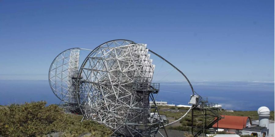 Ein noch unfertiges Gammastrahlen-Teleskop, das gerade auf dem Roque de los Muchachos gebaut wird. Das sogenannte Tscherenkow-Teleskop hat einen Durchmesser von gut 23 Metern und soll im Herbst eingeweiht werden.