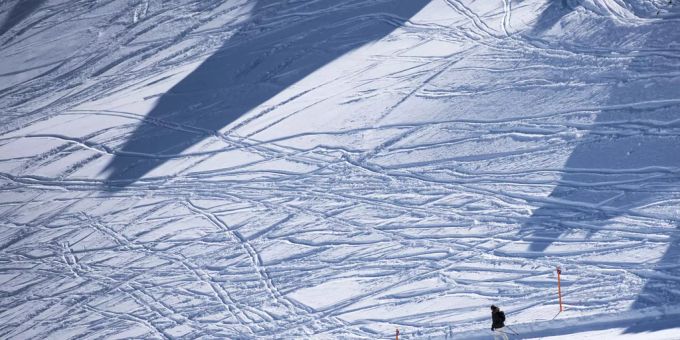 Eine Person auf der Lenzerheide am Skifahren. Lenzerheide Bergbahnen