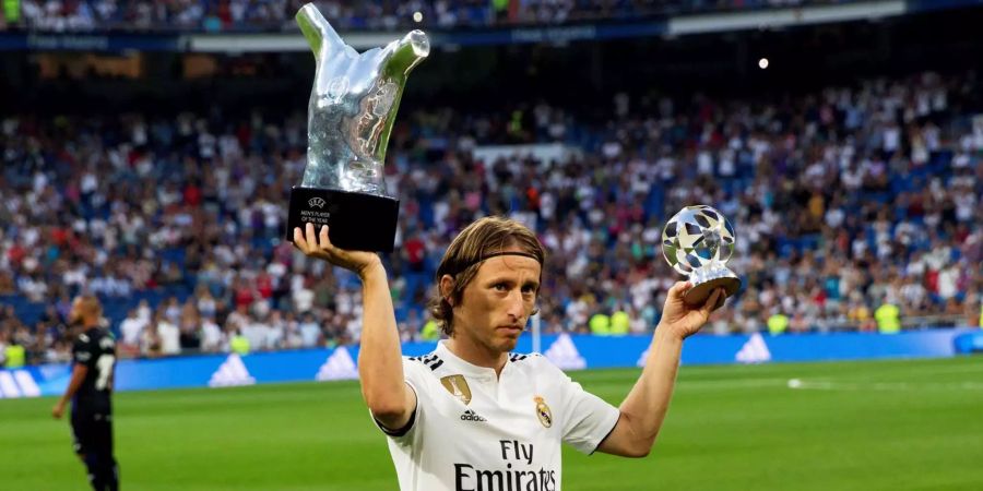 Luka Modric posiert mit den Trophäen, die er von der Uefa bei der Wahl zu Europas Fussballer des Jahres erhalten hat.