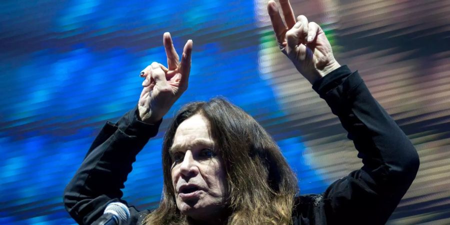 Der britische Sänger Ozzy Osbourne tritt mit seiner Band Black Sabbath in der Papp Laszlo Budapest Sports Arena auf§