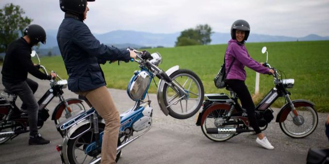Mehrere Mofa-Fahrer. (Symbolbild) Töffli Mofa