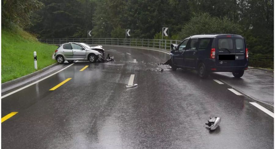 Die Lenker und ein Mitfahrer wurden beim Unfall leicht verletzt - Kapo Appenzell Ausserrhoden