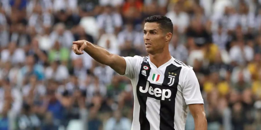 Cristiano Ronaldo weist seine Mitspieler im Spiel von Juventus Turin an.