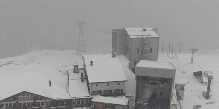 Schnee fällt bei der Station Silvaplana-Murtèl oberhalb von St. Moritz.