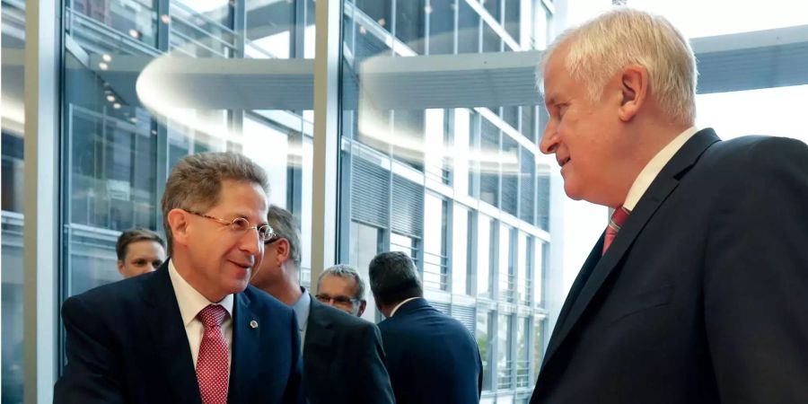 Hans-Georg Maassen und Horst Seehofer schütteln sich die Hände.