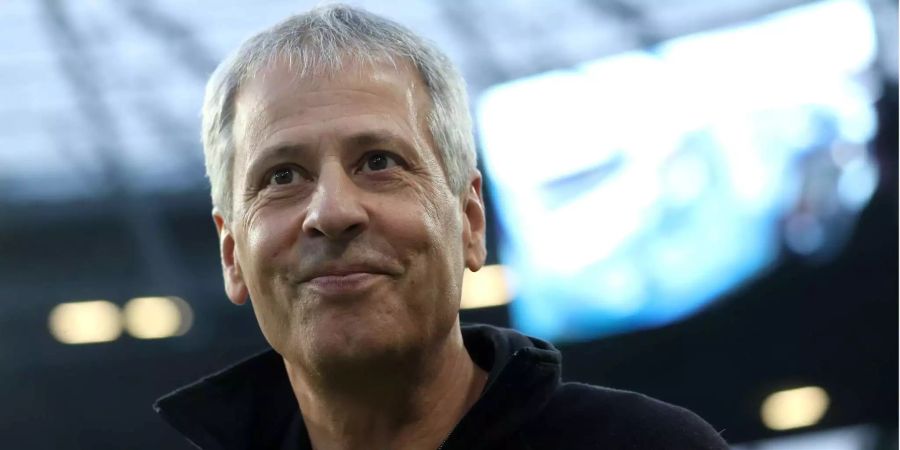 Lucien Favre lächelt während dem Spiel zwischen Hannover und Borussia Dortmund.