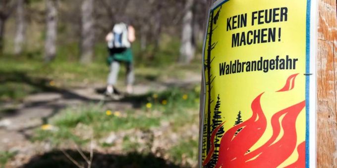 Waldbrandgefahr Plakat an Waldesrand - Keystone Waldbrandgefahr Plakat an Waldesrand - Keystone