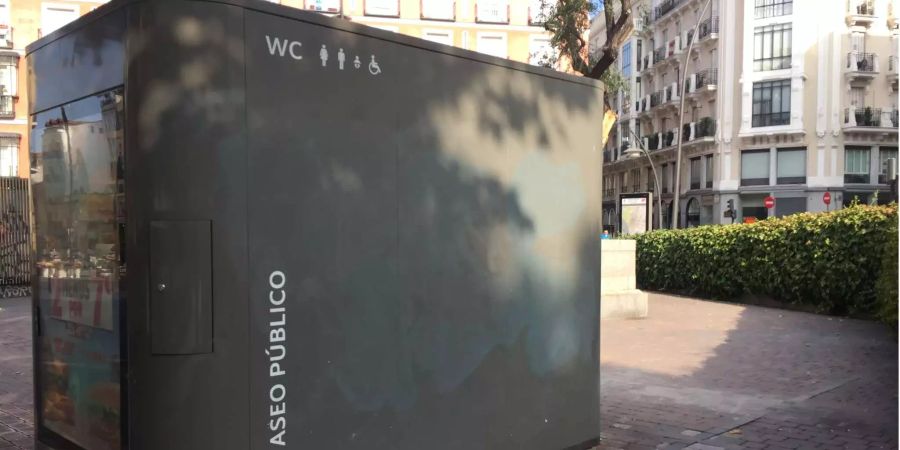 Eine öffentliche Toilette auf der Plaza Tirso de Molina in Madrid.