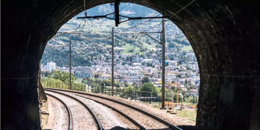 Der Blick aus einem Tunnel mit Zuggleisen.