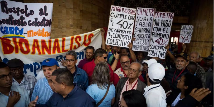 Demonstranten protestieren für bessere Arbeitsbedingungen und höhere Löhne in Caracas, Venezuela.