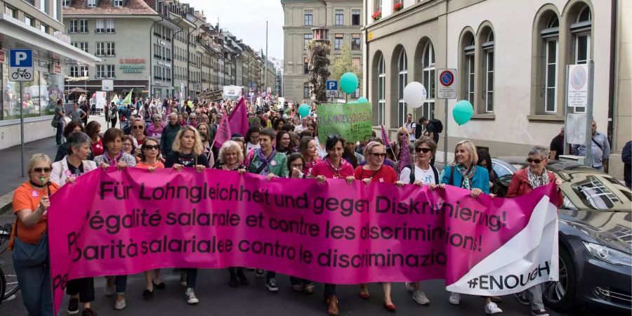 Mehrere hundert Personen demonstrieren bei der Nationalen Kundgebung für Lohngleichheit und gegen Diskriminierung «#Enough 18» in Bern.