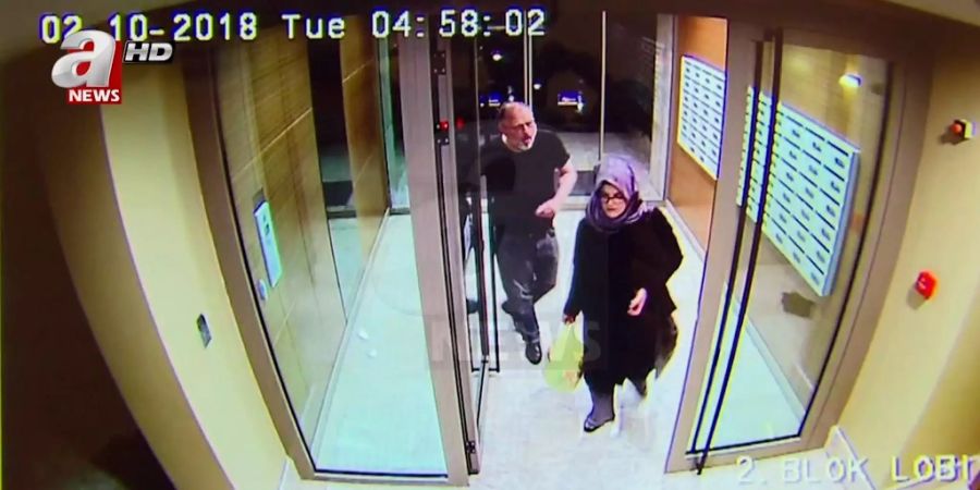 Die Kameraaufnahme von Jamal Khashoggi und Hatice Cengiz in einem Apartment-Gebäude in Istanbul.