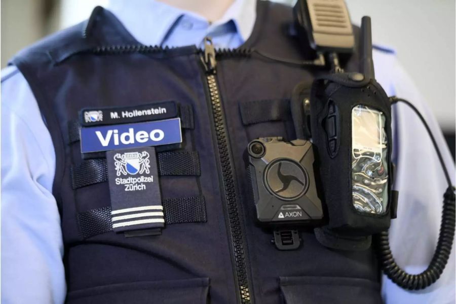 Brust der Polizei Uniform der Stadtpolizei Zürich - Keystone