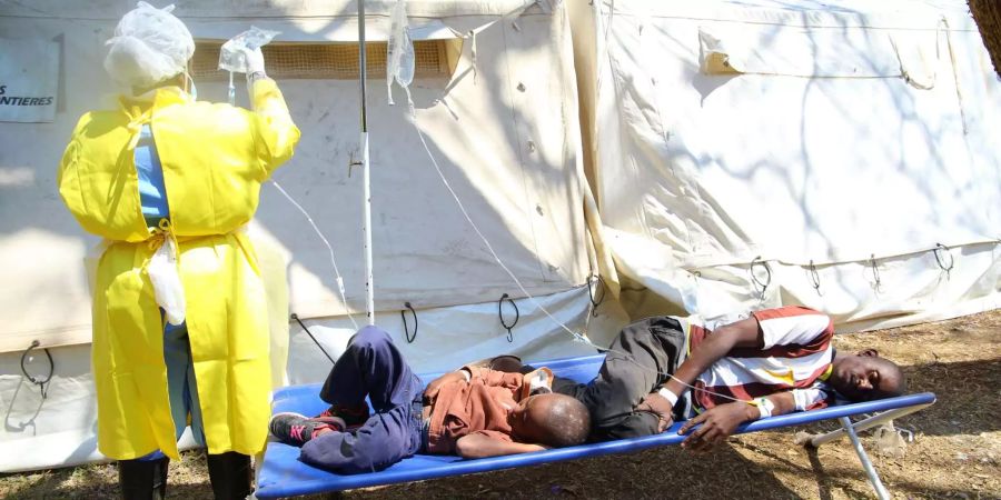 Gesundheitspersonal kümmert sich um Cholera-Patienten in einem örtlichen Krankenhaus in Harare (NGA).