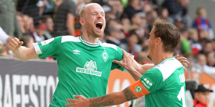 Davy Klaassen (l) und Max Kruse von Bremen jubeln nach dem 2:3.