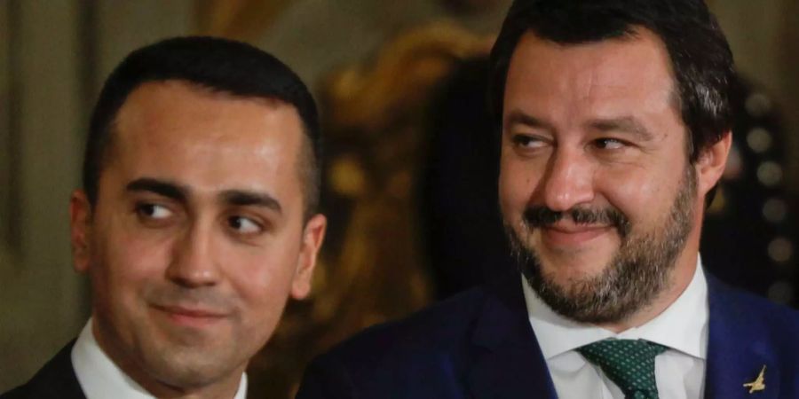 Innenminister Matteo Salvini (rechts) steht neben Luigi Di Maio (links) von der populistischen Fünf-Sterne-Bewegung.