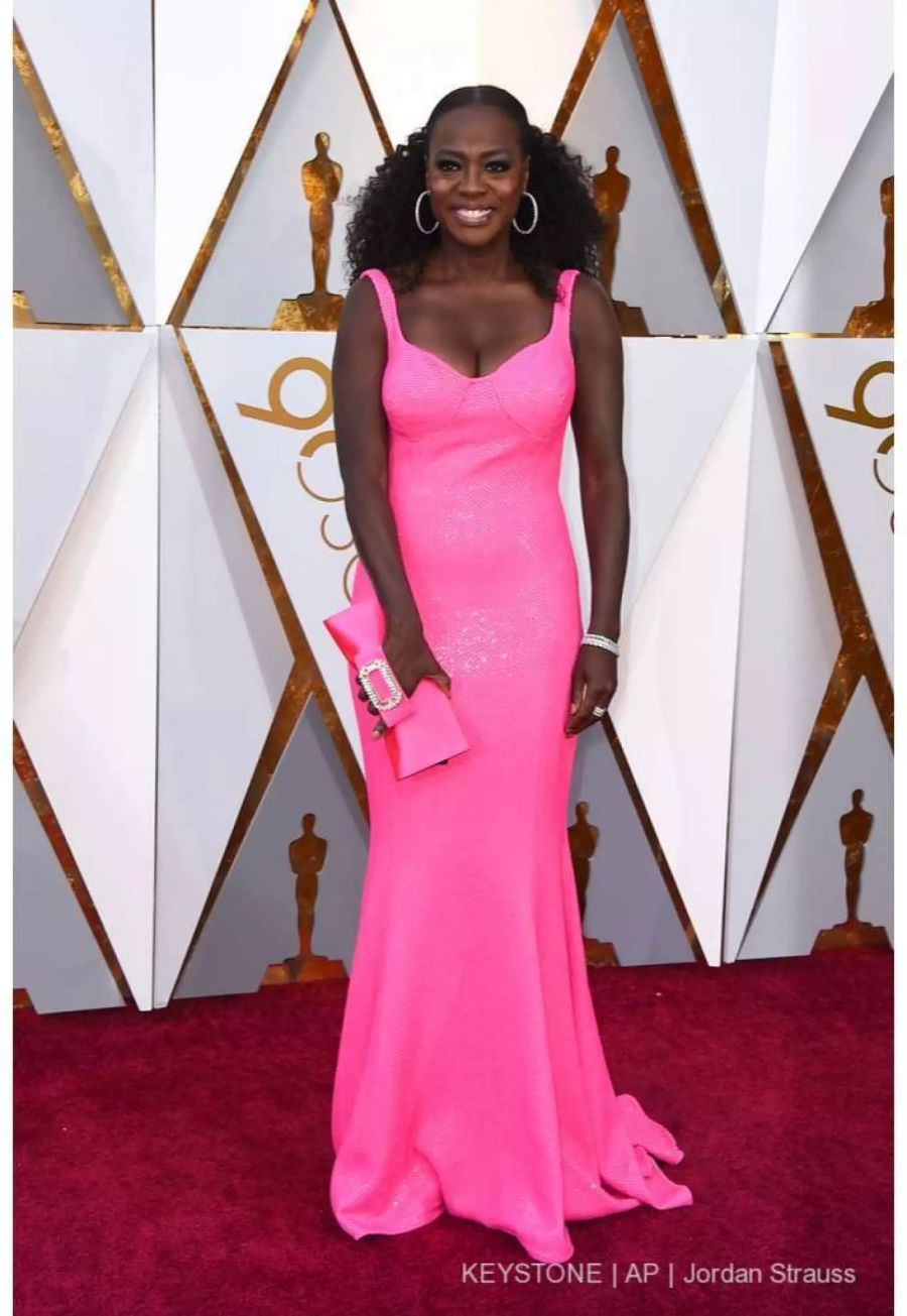 Vergangenes Jahr war Viola Davis für einen Oscar nominiert. Für ihr pinkes Lack-Kleid kriegt sie bestimmt keinen Award.