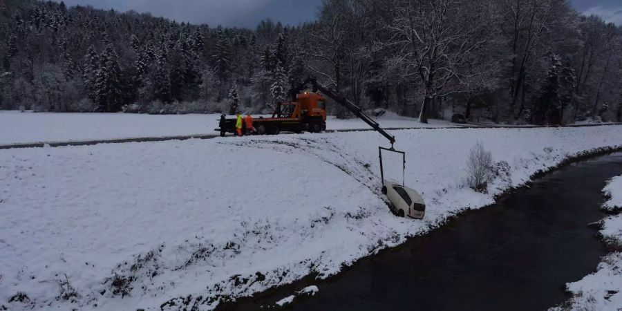 In Benken musste ein Auto auf Abwegen mit dem Kran geborgen werden.