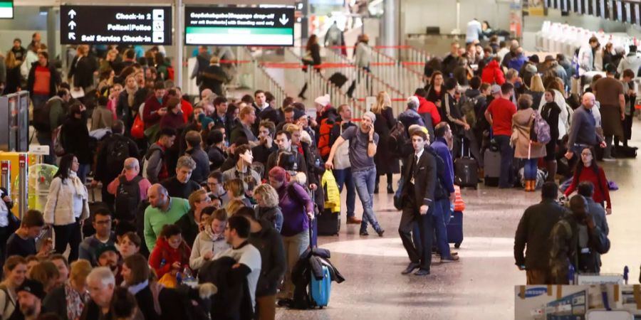 Gestrandete Passagiere gestern am Flughafen Zürich.