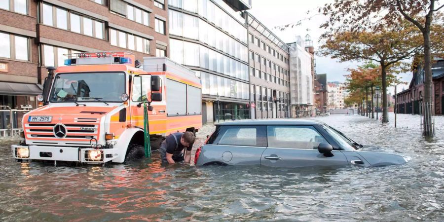 Wegen heftigen Wasserfällen wurden mehrere Städte wie hier Hamburg überflutet.