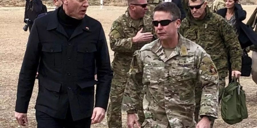 Der amtierende US-Verteidigungsminister Patrick Shanahan (l) trifft in Kabul mit General Austin Scott Miller, dem Oberkommandierenden der Nato- und US-Streitkräfte, zusammen. Foto: Robert Burns/AP